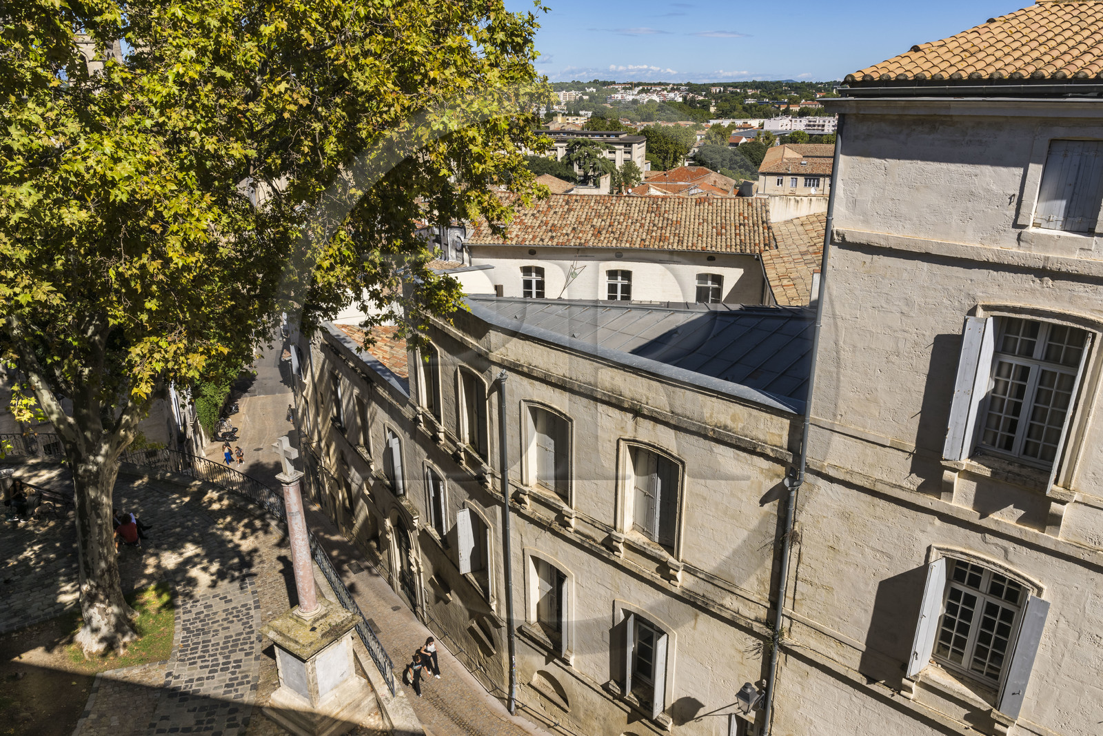 France, Hérault (34), Montpellier, centre historique appelé l’Ecusson, croix en bordure de la place du Canourgue et la rue du puits des Esquilles