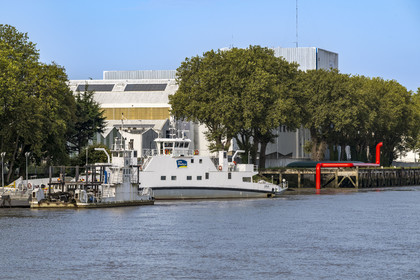 France, Loire-Atlantique (44), Indre, collection d'art contemporain à ciel ouvert Estuaire, Serpentine rouge réalisé par l'artiste d’origine cherokee Jimmie Durham devant l'ancienne fonderie d'Indret occupée par l'Unité Propulsion de Naval Group,  bac permettant la traversée de la Loire entre Basse Indre et Indret