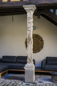 France, Côte-d'Or (21), les climats de Bourgogne classés Patrimoine Mondial de l'UNESCO, Beaune, Hotel Le Cep dans l’hôtel particulier Brunet de Monthelie du XVe et XVIe siècle, pilier de la cour à colombages Thiroux de Saint Félix datée de1570
