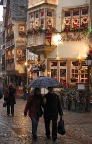 France, Bas Rhin (67), Strasbourg a Noel, decorations de Noel d'un restaurant dans le quartier de la Cathedrale