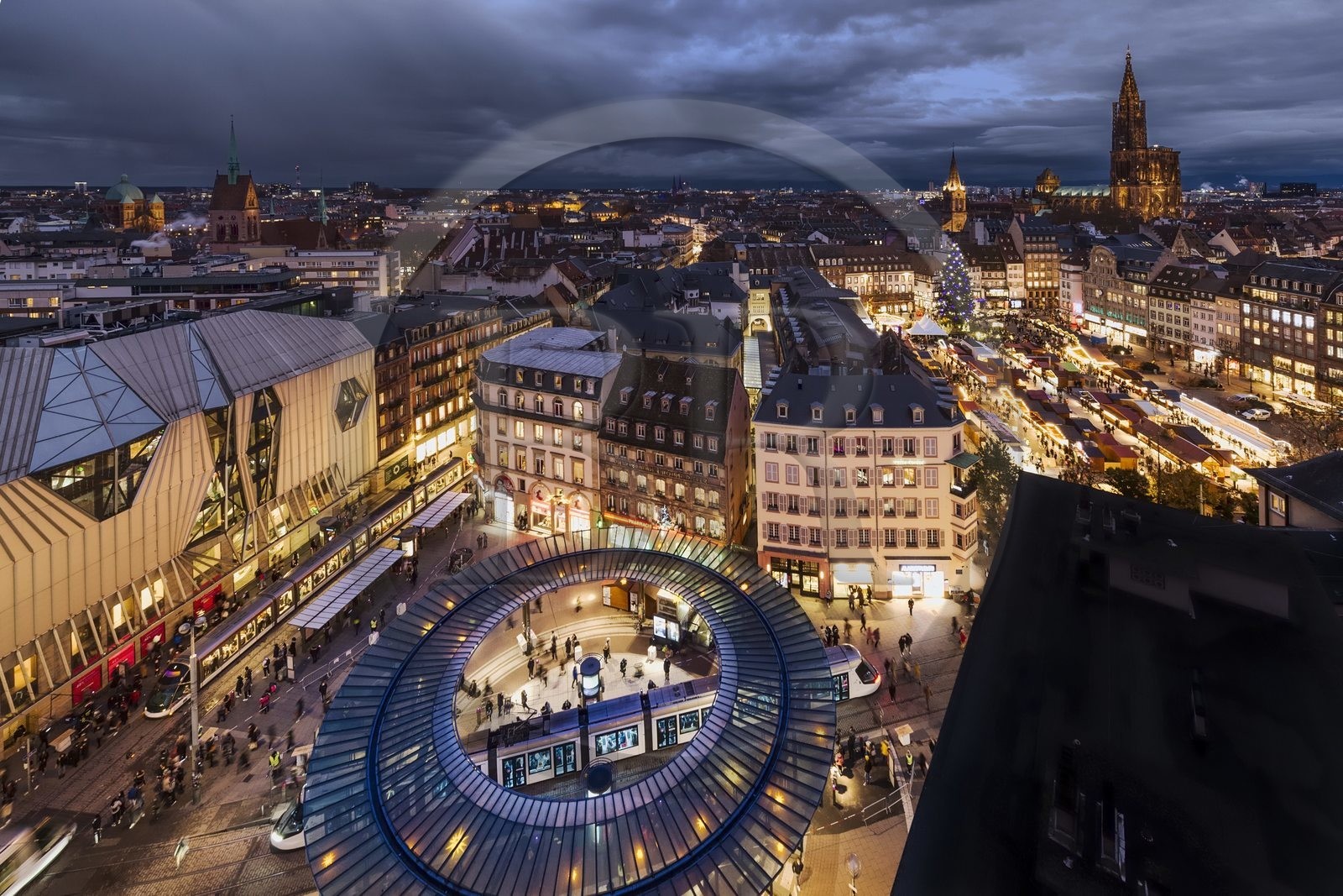 France, Bas-Rhin (67), Strasbourg, vieille ville classée au Patrimoine Mondial de l’UNESCO, la place de l'Homme de Fer au premier plan, le Grand Sapin de Noël sur la place Kléber et la cathédrale