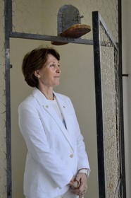 France, Alpes-Maritimes (06), Cannes, la villa La Californie où vécu Pablo Picasso, aujourd'hui renommé le Pavillon de Flore par Marina Picasso, Marina Picasso petite fille de Picasso dans le pigeonnier peint par Pablo Picasso