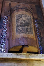 France, Alpes-Maritimes (06), vallée de la Roya (arrière-pays niçois), au pied du parc national du Mercantour, Saorge, le monastère de Saorge (Centre des monuments nationaux) ancien Couvent Franciscain Notre-Dame-des-Miracles, chapelle Notre-Dame, des notes de chants grégoriens servaient de pense-bête aux moines collées derrière le choeur en noyer