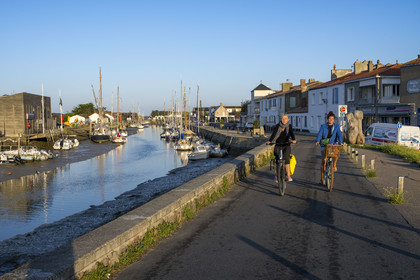 France, Vendée (85), Ile de Noirmoutier, Noirmoutier-en-l'Ile, port d’échouage dans l’Etier du Moulin et la chaussée Jacobsen