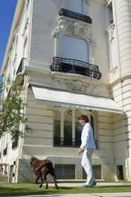 France, Alpes-Maritimes (06), Cannes, la villa La Californie où vécu Pablo Picasso, aujourd'hui renommé le Pavillon de Flore par Marina Picasso, Marina Picasso petite fille de Picasso en compagnie de ses chiens