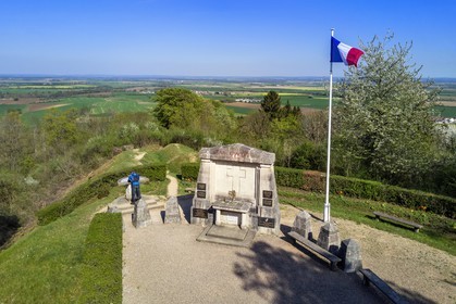 France, Meuse (55), Parc régional de Lorraine, Cotes de Meuse, Les Éparges, traces des combats d’une des luttes les plus meurtrières de la Première Guerre mondiale, trous d'obus et monument du point X en mémoire de Ceux qui n'ont pas de tombe (vue aérienne)