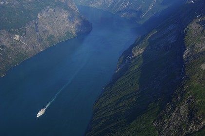 Norvège, More Og Romsdal, bateau de croisière dans le Geirangerfjord (vue aérienne)
