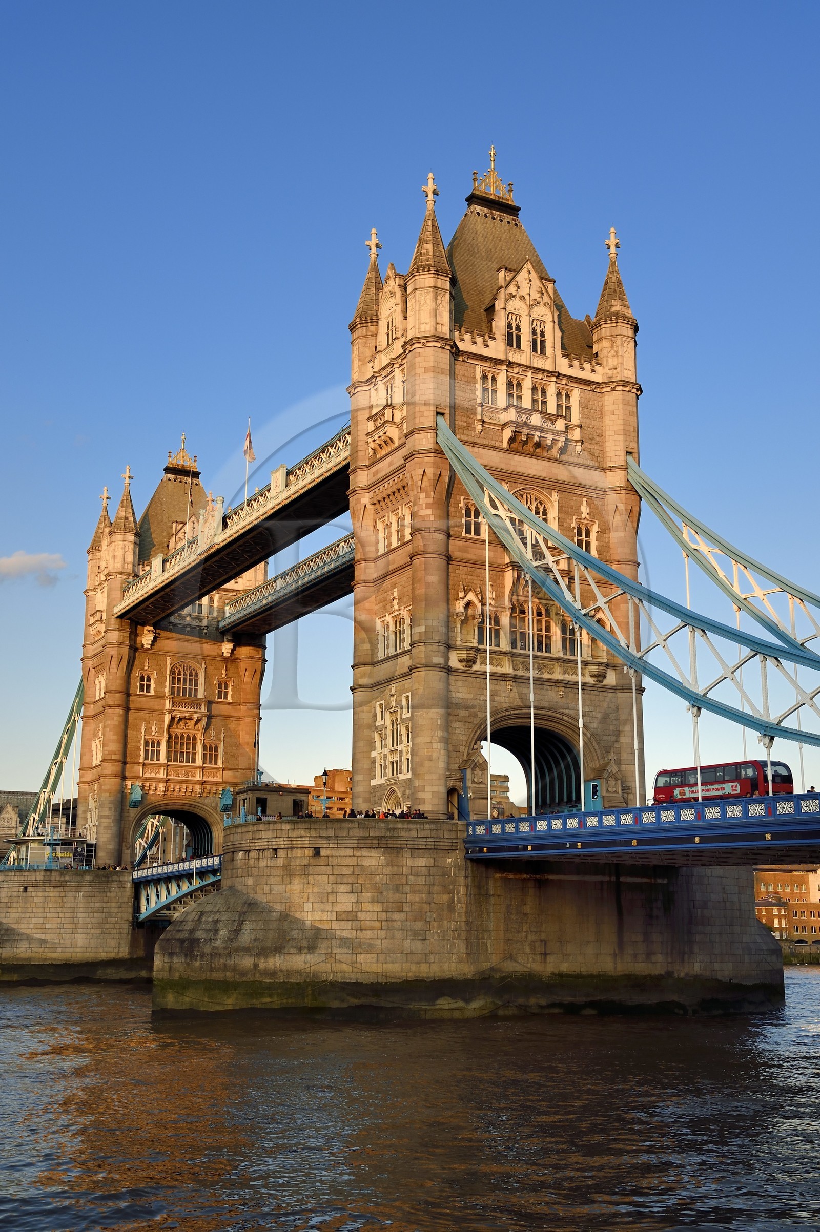 Royaume-Uni, Londres, Tower Bridge, pont basculant franchissant la Tamise, entre les districts de Southwark et de Tower Hamlets