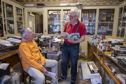 France, Côte-d'Or (21), Dijon, zone classée Patrimoine Mondial de l'UNESCO, place Bossuet, la Coutellerie de Langres, une boutique quincaillerie et plus, hors du temps et établie dans la maison natale de l'écrivain français Bossuet,elle est tenue par l’érudit Michel Pernod ici en compagnie du journaliste Gérard Bouchu, rédacteur en chef du magazine Pompon et Bingbang, deux regards décalés sur la vie culturelle et gastronomique de Dijon et sa région