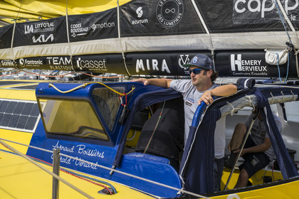 France, Vendée (85), Les-Sables-d'Olonne, Port Olona, ponton des voiliers du Vendée Globe, le skipper Arnaud Boissière du voilier monocoque de 60 pieds IMOCA La Mie Caline