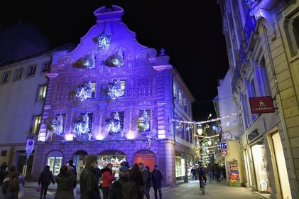 France, Bas-Rhin (67), Strasbourg, vieille ville classée au Patrimoine Mondial de l’UNESCO, décoration de Noël sur la patisserie Christian Meyer