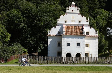 Pologne, région de Lublin, ville de Kazimierz Dolny, anciens greniers en bordure de la rivière Vistule