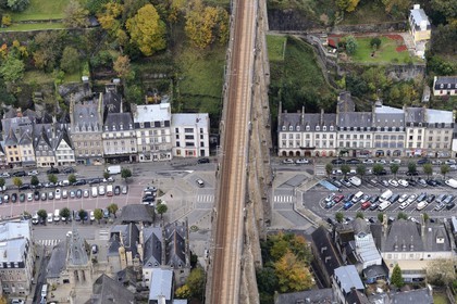 France, Finistère (29), Morlaix, le viaduc au dessus du centre ville (vue aérienne)