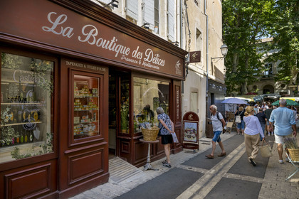 France, Bouches-du-Rhône (13), Parc Naturel Régional des Alpilles, Saint-Rémy-de-Provence, vitrine de boutique dans la rue de la Commune qui mène à l'Hotel de Ville