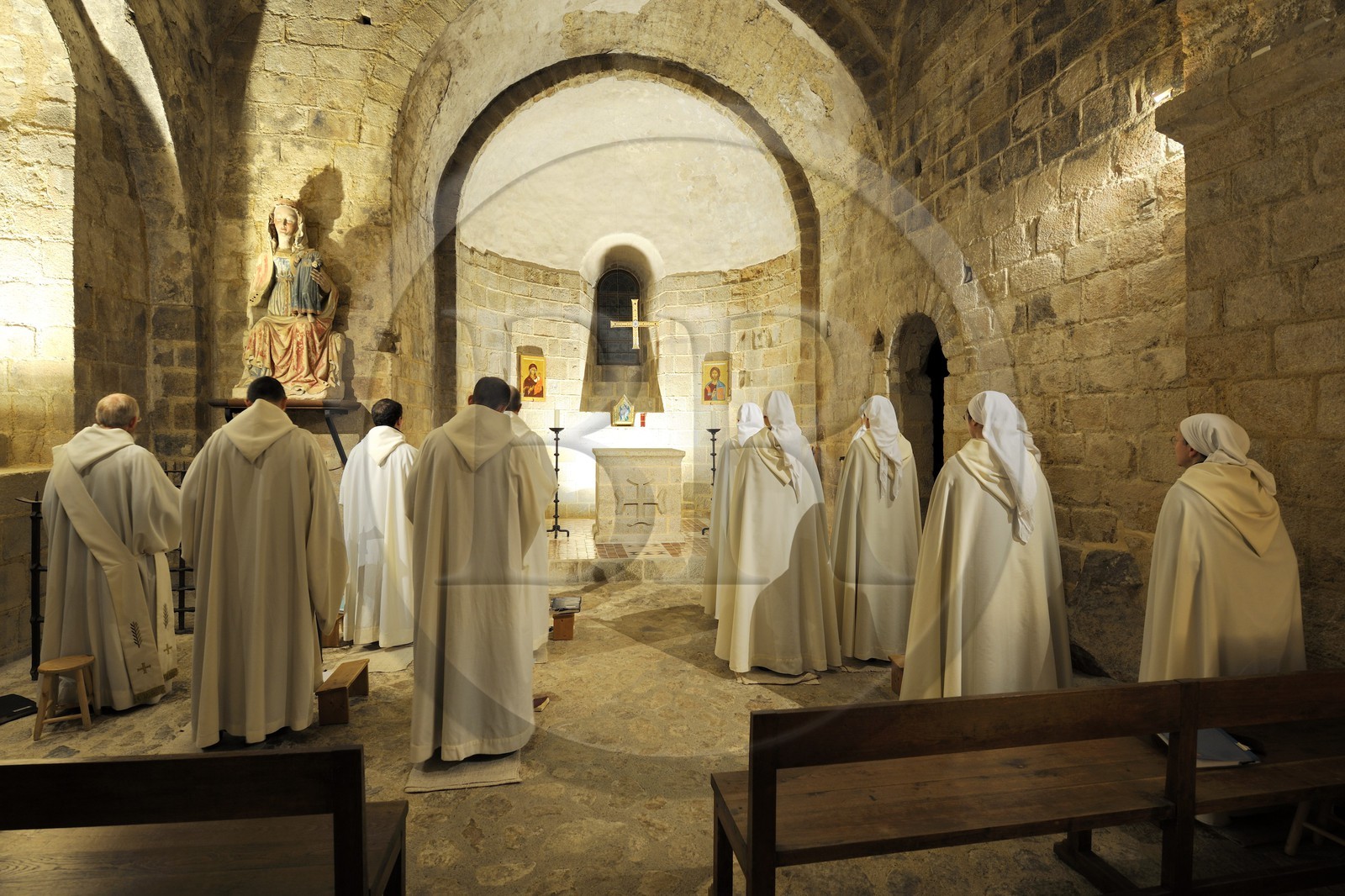 France, Manche (50), l'abbaye du Mont-Saint-Michel, classé Patrimoine Mondial de l'UNESCO, l'église abbatiale, frères et soeurs des Fraternités Monastiques de Jérusalem les Laudes dans la chapelle des Trentes Cierges