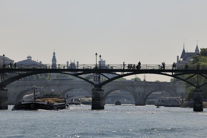 France, Paris (75), les rives de la Seine classées Patrimoine Mondiale de l'UNESCO, péniche devant la passerelle des Arts
