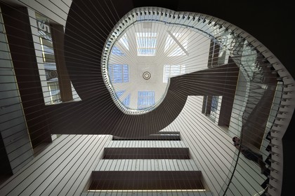 France, Bas-Rhin (67), Strasbourg, Neustadt quartier allemand classé au Patrimoine Mondial de l'UNESCO, place de la Liberté, bibliothèque nationale et universitaire (BNU), escalier monumental par architecte ANMA-Agence Nicolas Michelin et associés