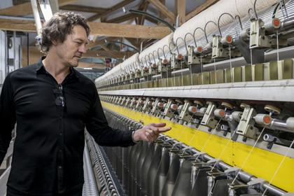 France, Vaucluse (84), L'Isle-sur-la-Sorgue, Jean-Louis Brun, directeur général de la Manufacture Brun de Vian-Tiran, industrie textile lainière labellisée Entreprise du patrimoine vivant, la filature