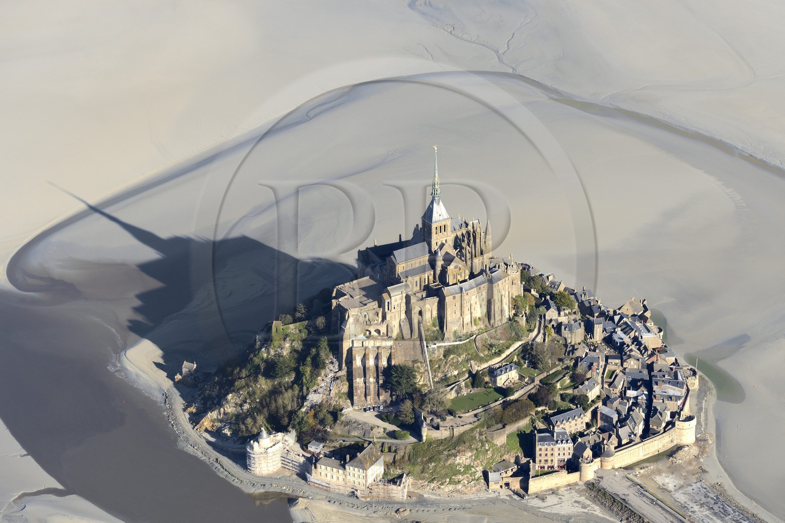 France, Manche (50), Baie du Mont-Saint-Michel, classée Patrimoine Mondial de l'UNESCO, le Mont-Saint-Michel à marée basse (vue aérienne)