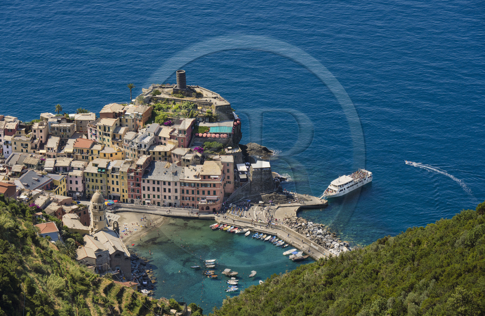 Italie, Ligurie, Cinque Terre, parc national des Cinque Terre classé Patrimoine Mondial de l'UNESCO, village de Vernazza et son port