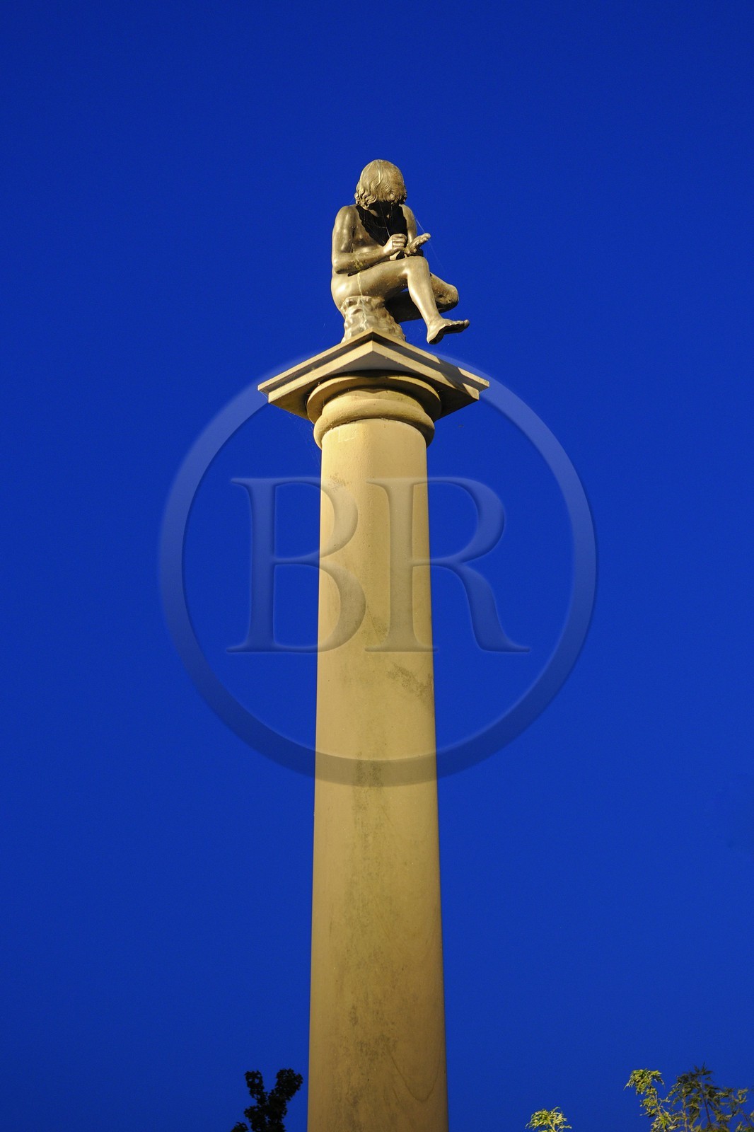 France, Vosges (88), Epinal, sur la colonne de la place Pinau la statue représente un enfant qui se tire une épine du pied
