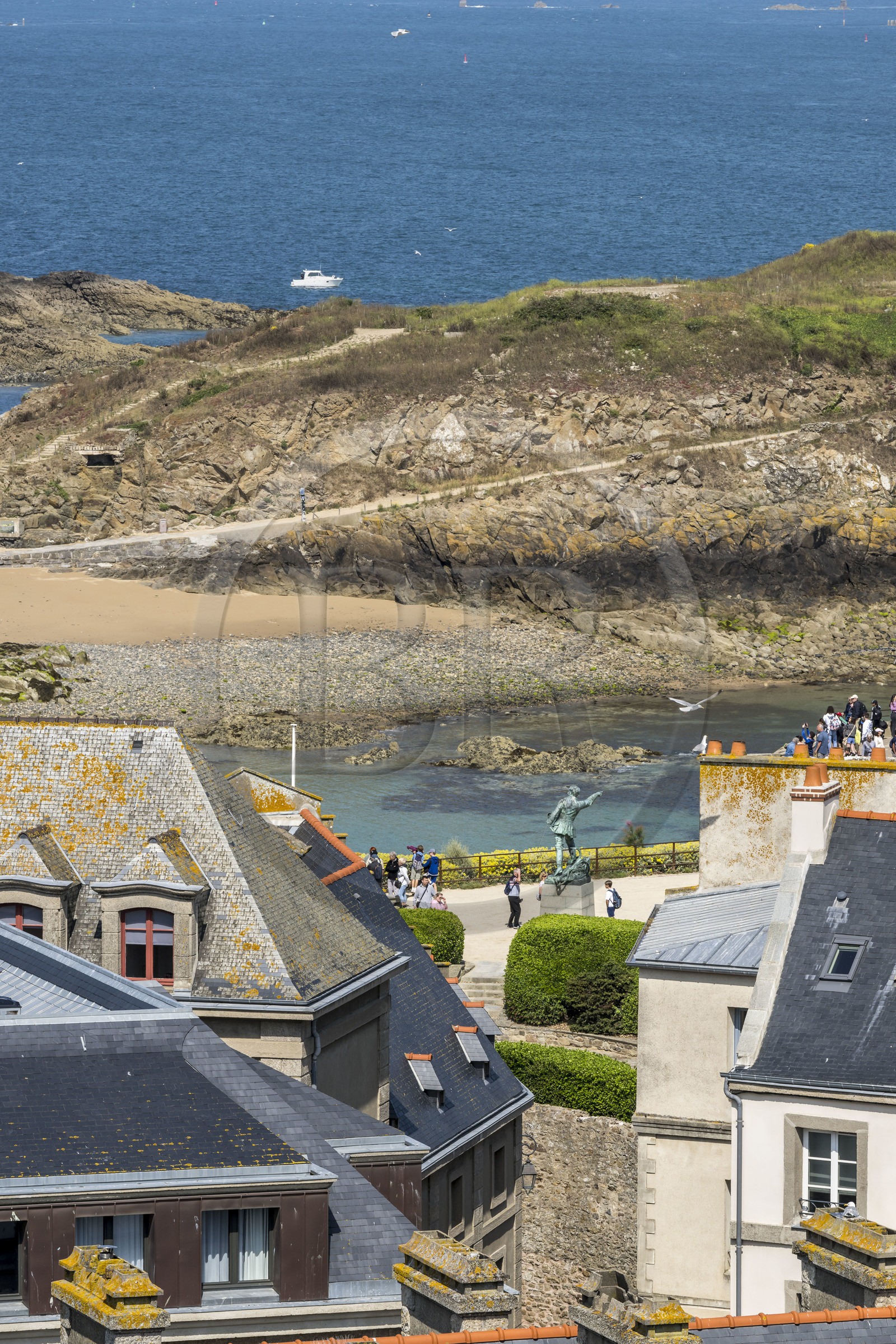 France, Ille-et-Vilaine (35), Côte d'Emeraude, Saint-Malo, la statue du corsaire Robert Surcouf sur les remparts du jardin de la place du Québec