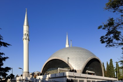 Turquie, Istanbul, quartier Usküdar sur la rive asiatique, mosquée Şakirin de l'architecte d’avant-garde, Zeynep Fadillioglu qui est la première femme à avoir été désignée pour concevoir une mosquée