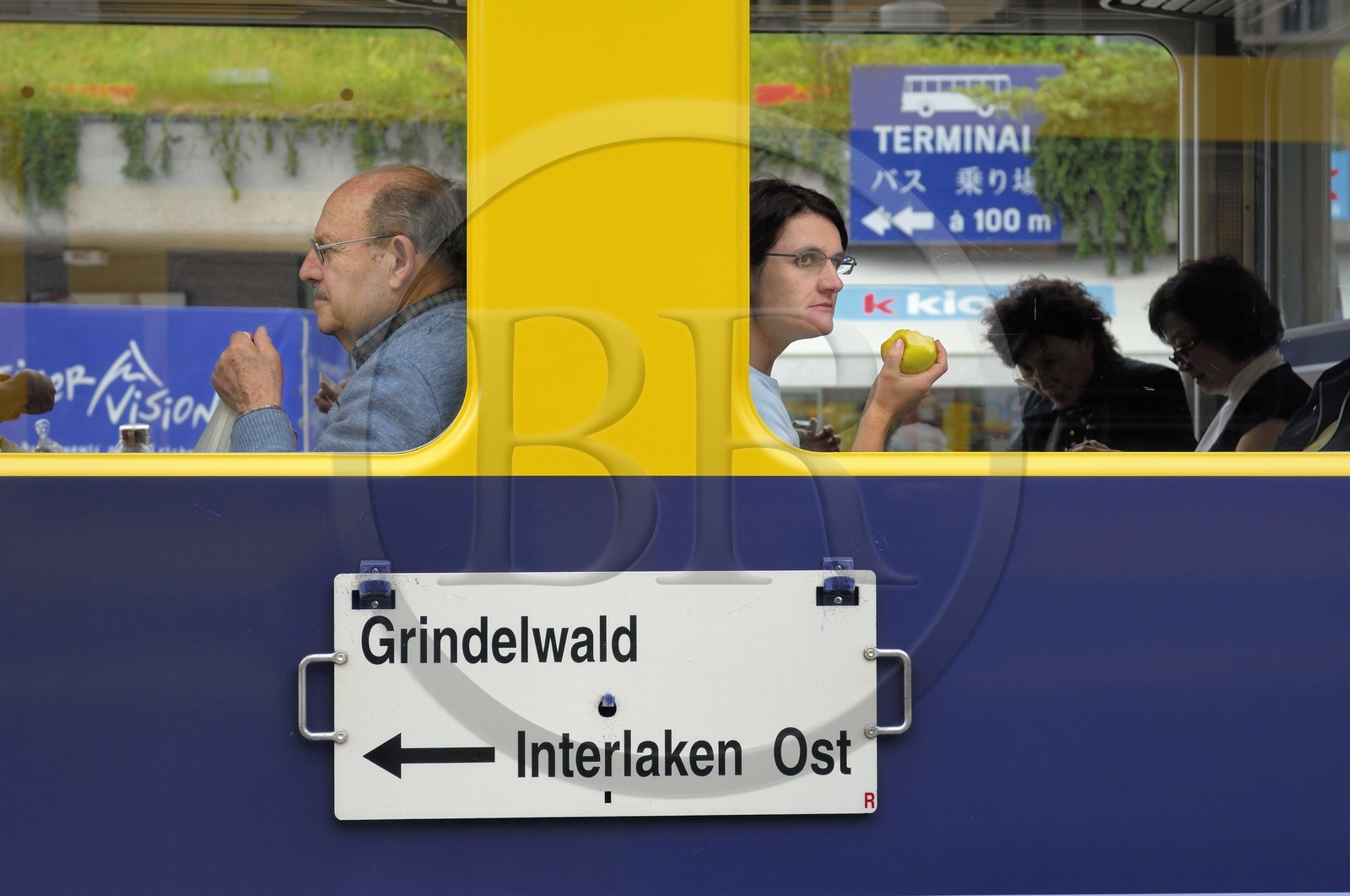 Suisse, Canton de Berne, Oberland Bernois, Grindelwald, train en gare