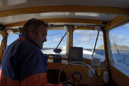 Suède, Västra Götaland, Iles Koster, sortie en mer pour récupérer les casiers à homards