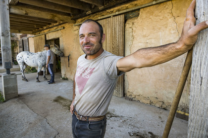 France, Hérault (34), les Causses et les Cévennes, paysage culturel de l'agro-pastoralisme méditerranéen inscrit au Patrimoine Mondial de l'UNESCO, La Vacquerie-et-Saint-Martin-de-Castries, le Mas de Cisco, Jordi Amposta dirige les activités équines avec sa compagne Alexandra Samard