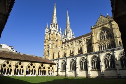 France, Pyrénées-Atlantiques (64), Pays-Basque, Bayonne, cloitre de la cathédrale Sainte-Marie de style gothique flamboyant datant du XIVe siècle