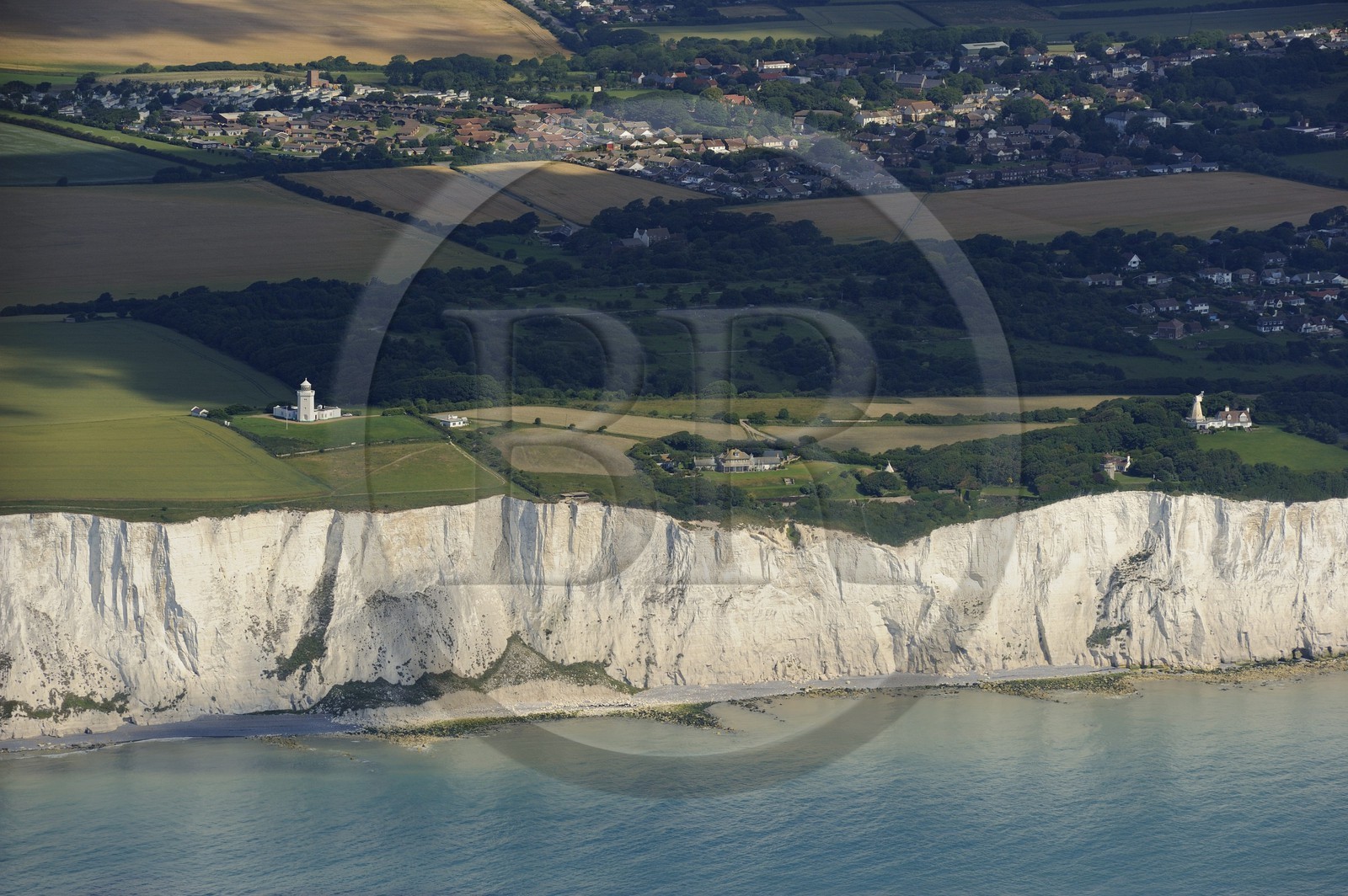 Royaume-Uni, Angleterre, Kent, baie de St.Margaret, falaises blanches de Douvres et le phare de South Foreland (vue aérienne)
