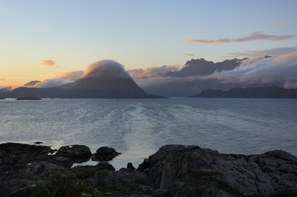 Norvège, Nordland, Iles Lofoten, Ile de Flakstad au soleil de minuit