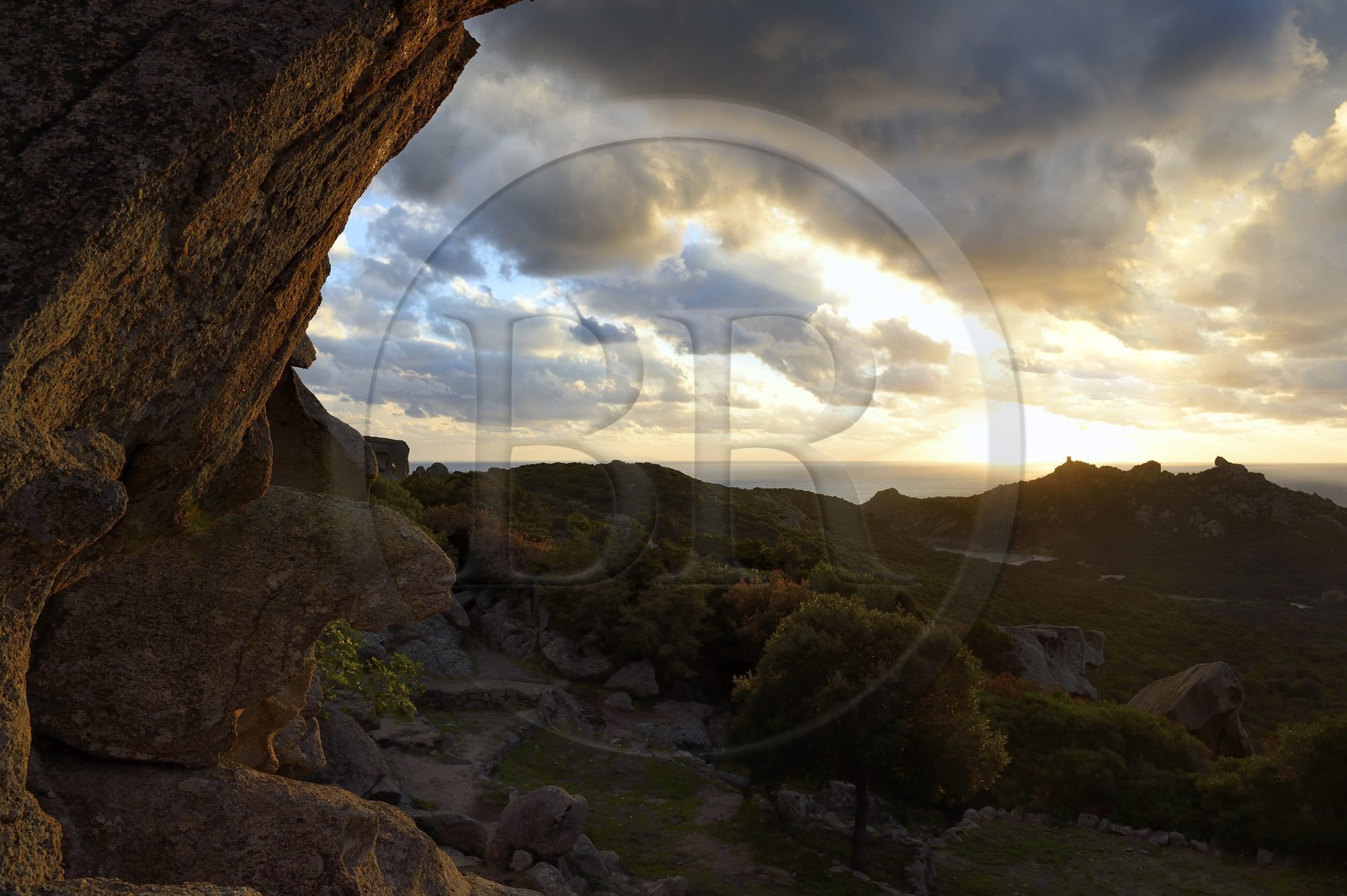 France, Corse-du-Sud (2A), le site naturel de Cala de Roccapina, la tour génoise et le rocher du Lion