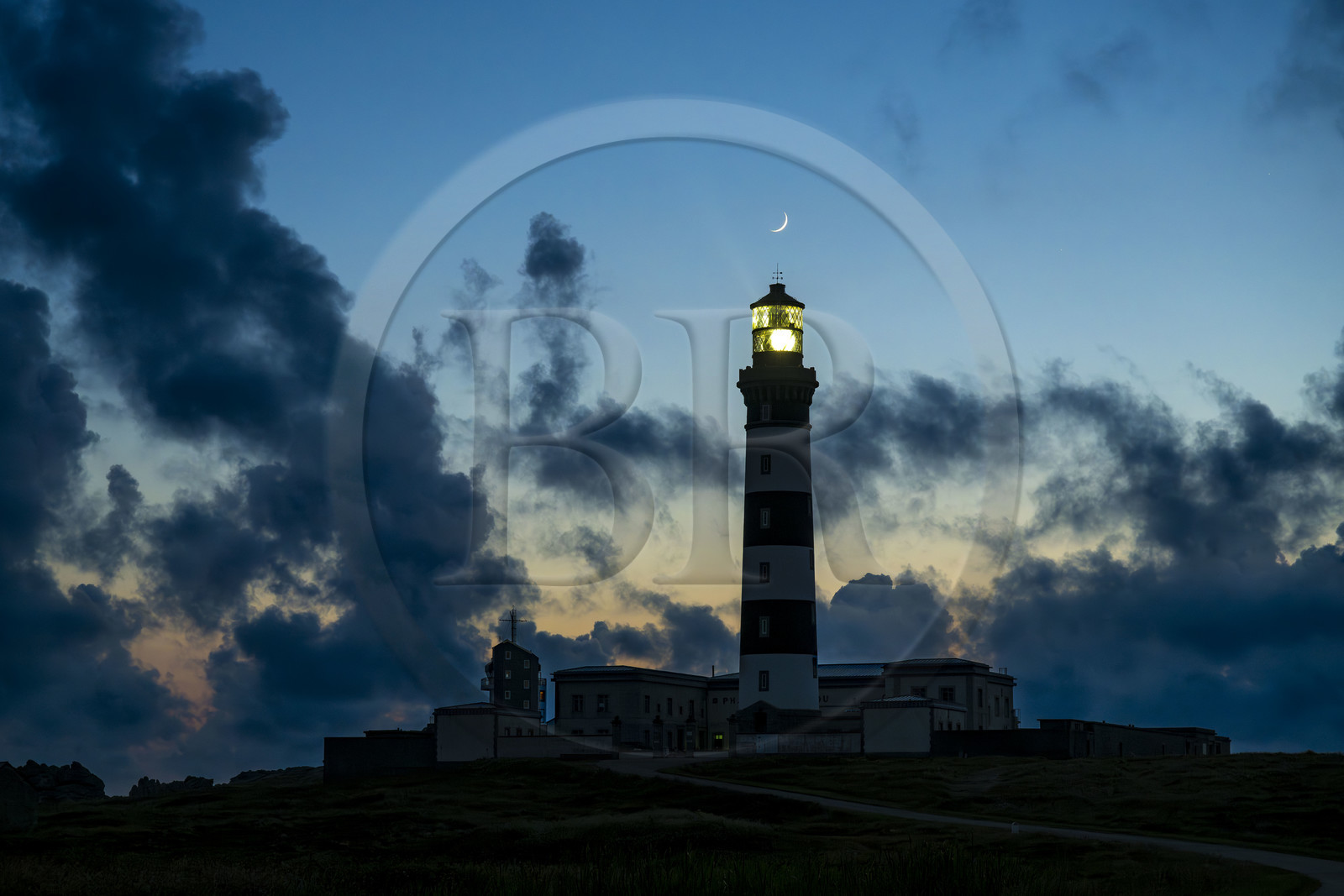 France, Finistère (29), Mer d'Iroise, Ile d'Ouessant, le phare du Créac’h éclairant la nuit