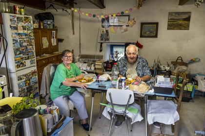 France, Morbihan (56), Ile de Groix, Kerohet, Gérard et Vivianne Boutin qui viennent à Groix depuis 1972