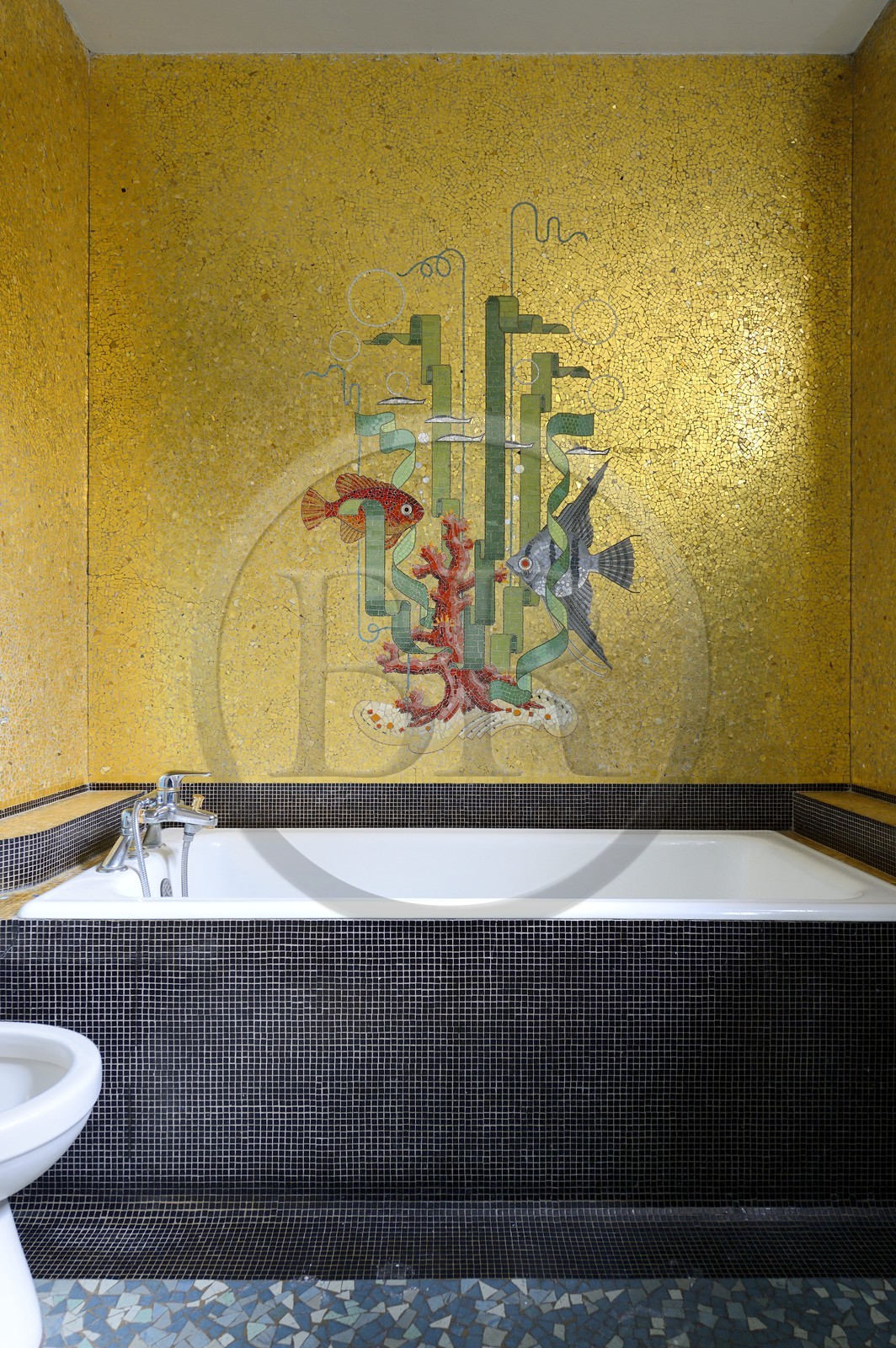 France, Ille-et-Vilaine (35), Rennes, la Maison Odorico rue Joseph Sauveur, mosaiques de Isidore Odorico dans la salle de bain