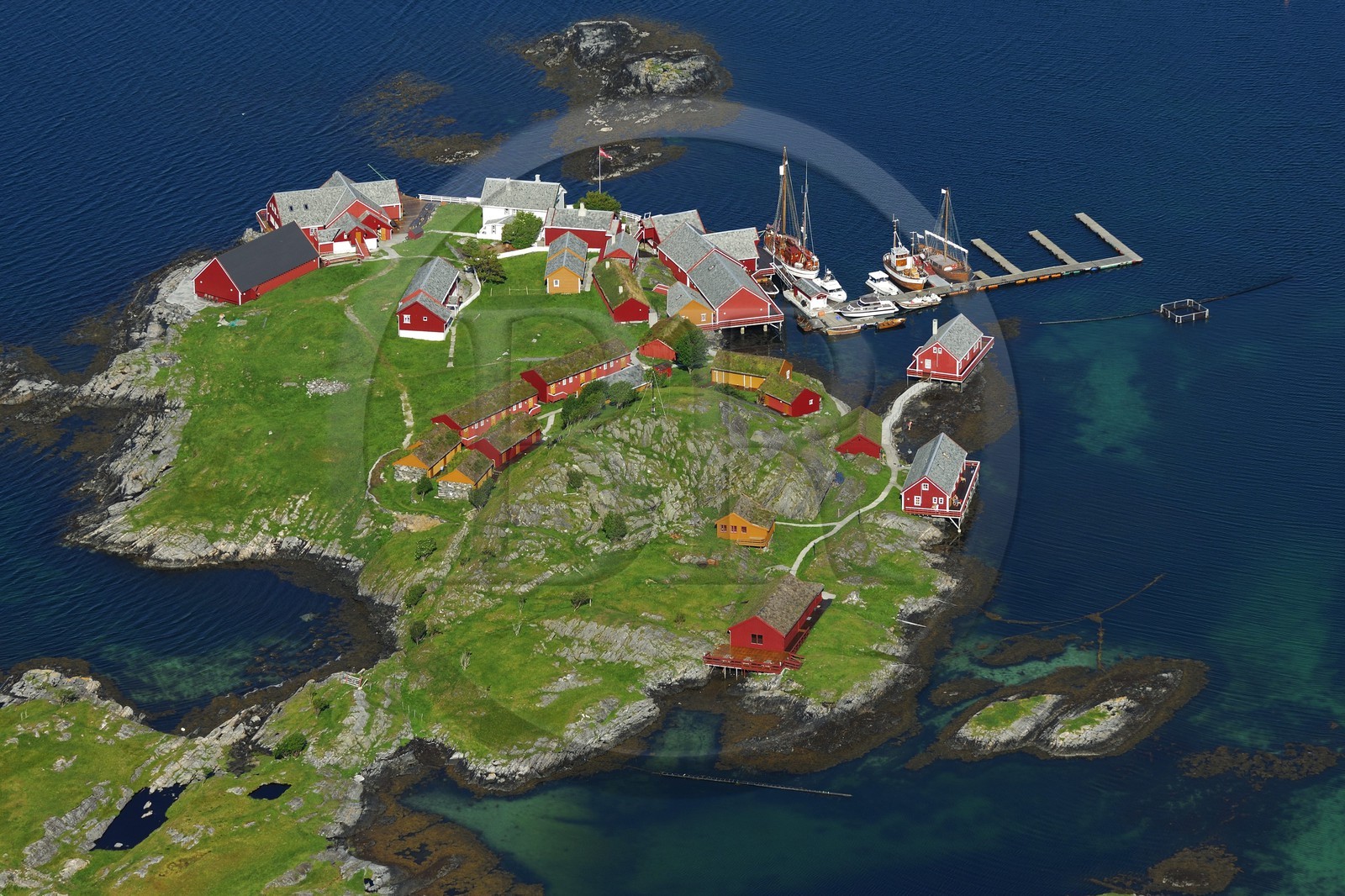 Norvège, More Og Romsdal, Ile de pêcheurs au sud de Kristiansund (vue aérienne)