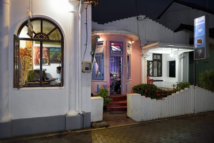 Sri Lanka, Province du Sud, Fort de Galle, classé Patrimoine Mondial de l'UNESCO, ancienne villa Art Deco transformé en café