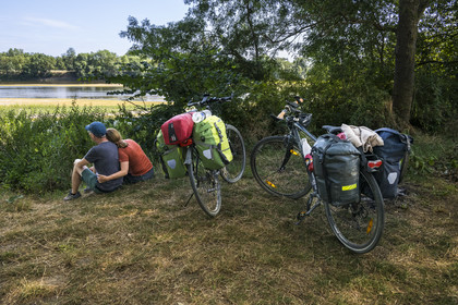 France, Maine-et-Loire (49), vallée de la Loire classée au Patrimoine Mondial par l'UNESCO, Saumur vers Saint-Hilaire, pause sur la randonnée à bicyclette le long des berges de la Loire sur la piste cyclable La Loire à Vélo