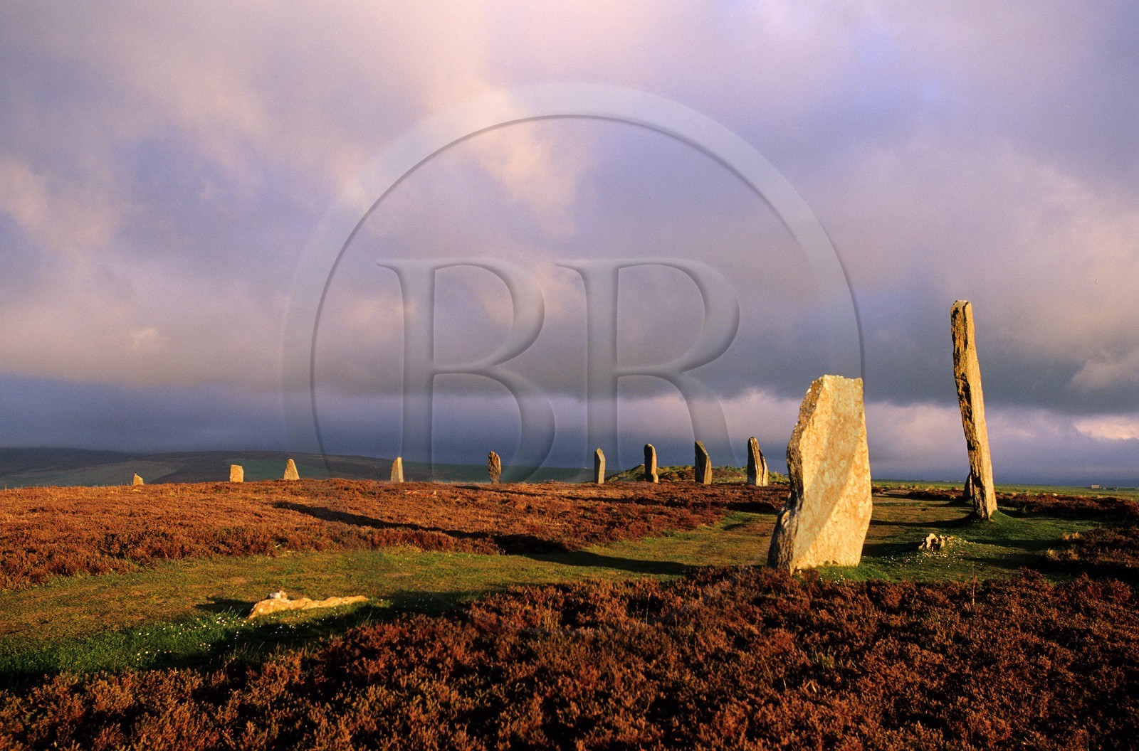 Royaume-Uni, Ecosse, îles Orcades, Mainland, au bord du Loch of Stenness, pierres levées du Ring of Brogar, classées Patrimoine Mondial de l' UNESCO