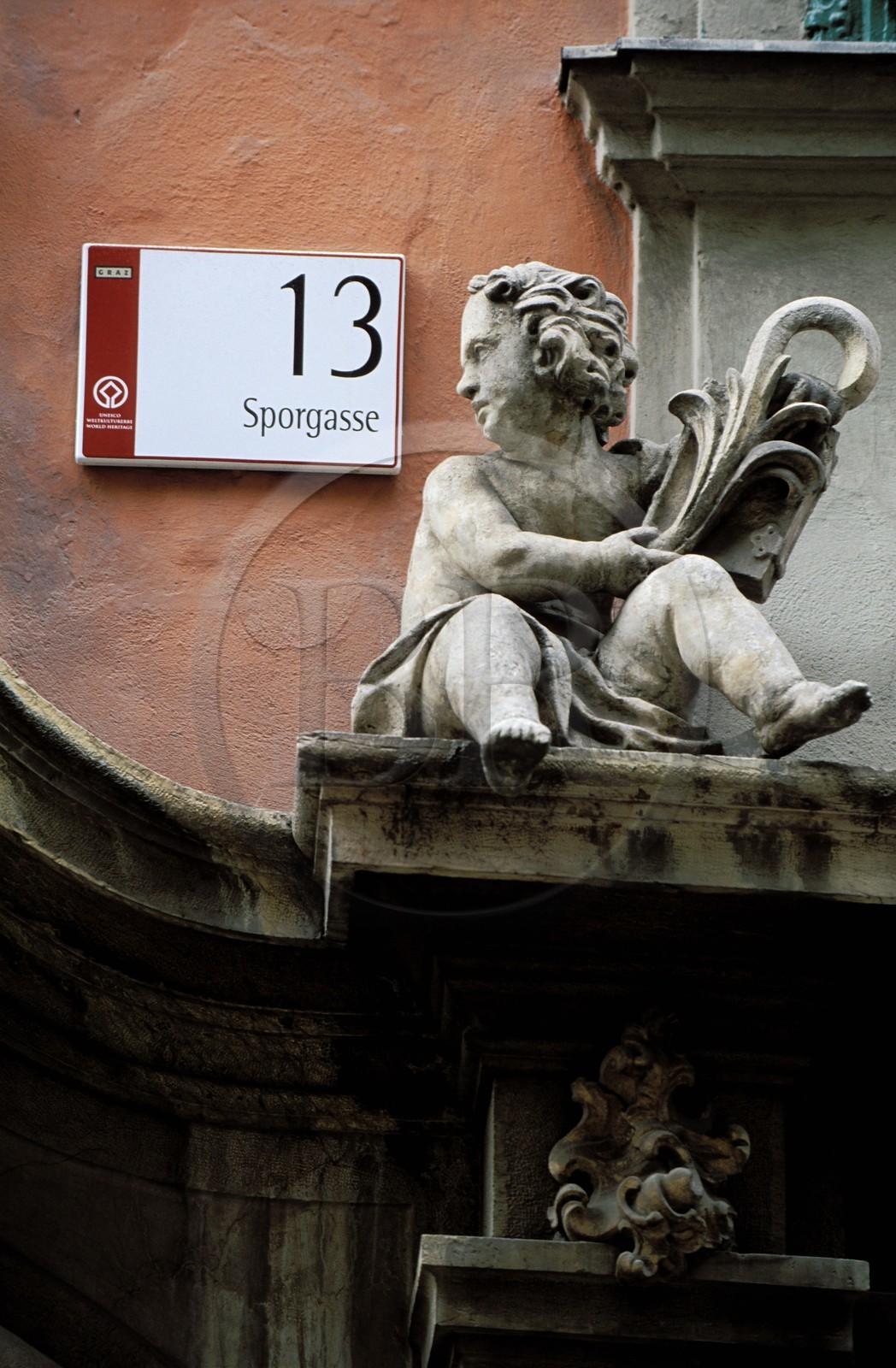Autriche, Styrie, Graz, centre historique classé Patrimoine Mondial de l'UNESCO, Détail d'un fronton baroque dans la (rue) Sporgasse