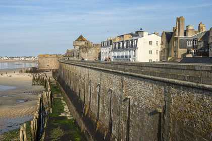 France, Ille-et-Vilaine (35), Côte d'Emeraude, Saint-Malo, les remparts nord et la tour Quic-en-Groigne en arrière plan