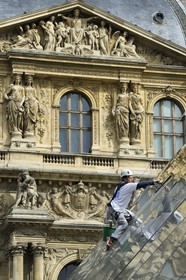 France, Paris (75), le musée du Louvre, laveurs de vitres sur la façade en verre de la pyramide de l'architecte Ieoh Ming Pei