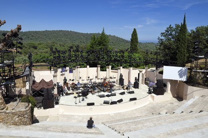 France, Var (83), Presqu'Ile de Saint-Tropez, Ramatuelle, théâtre de verdure, répétition du concert des anciens musiciens de Johnny Hallyday