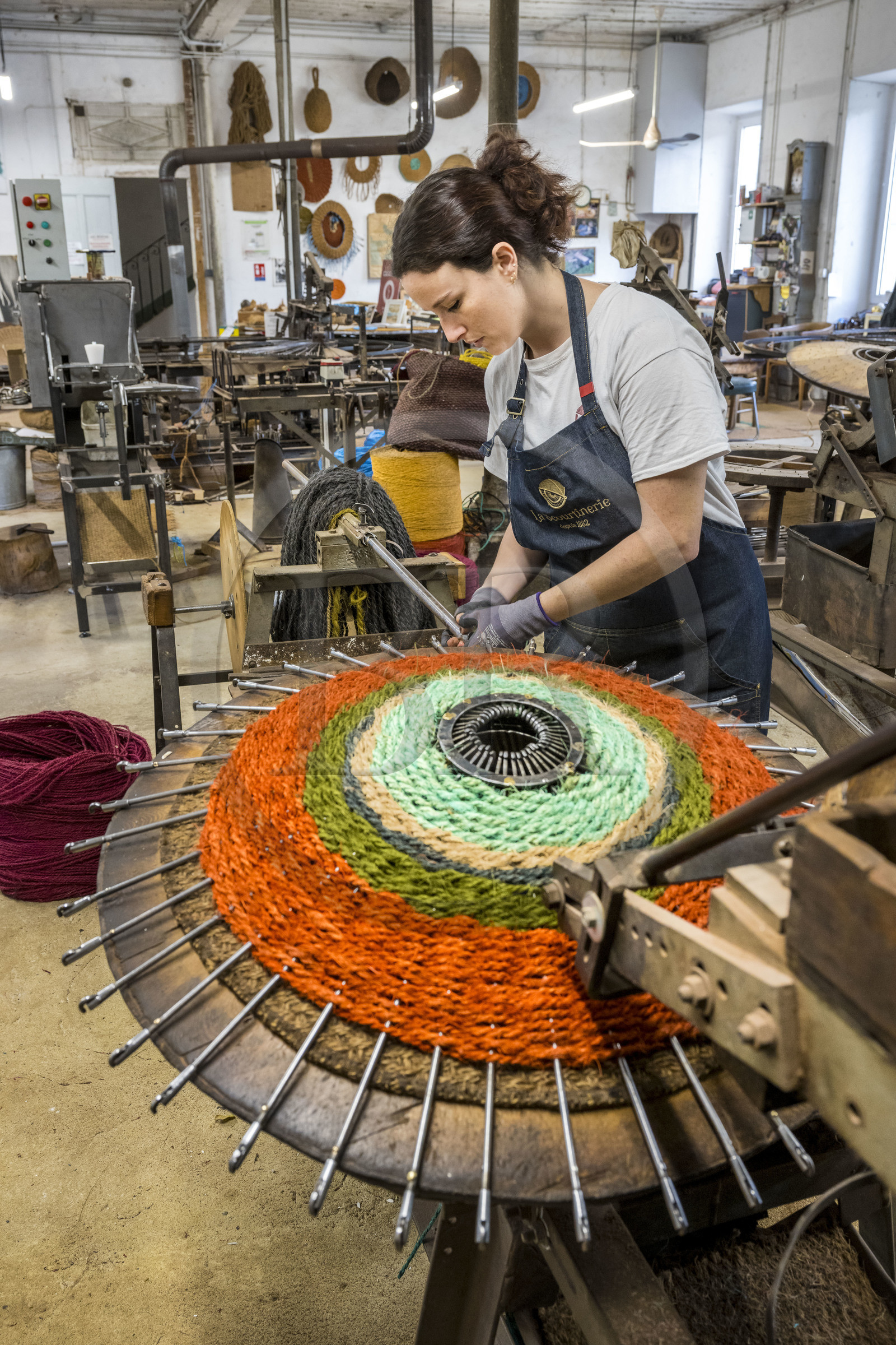 France, Drôme (26), Drôme provençale, Nyons, La Scourtinerie, dernière manufacture de scourtins de Provence, filtres traditionnels utilisés dans la fabrication de l'huile d'olive mais conçus aussi aujourd'hui comme objets de décoration en fibre de coco, fabrication de scourtins dans leur atelier sur des appareils à tisser circulaires faits sur mesure
