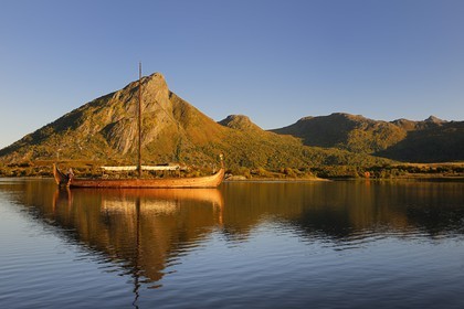 Norvège, Nordland, Iles Lofoten, ile de Vestvagoy, le drakkar (bateau viking) Lofotr construit à l'identique sur le lac de Borg