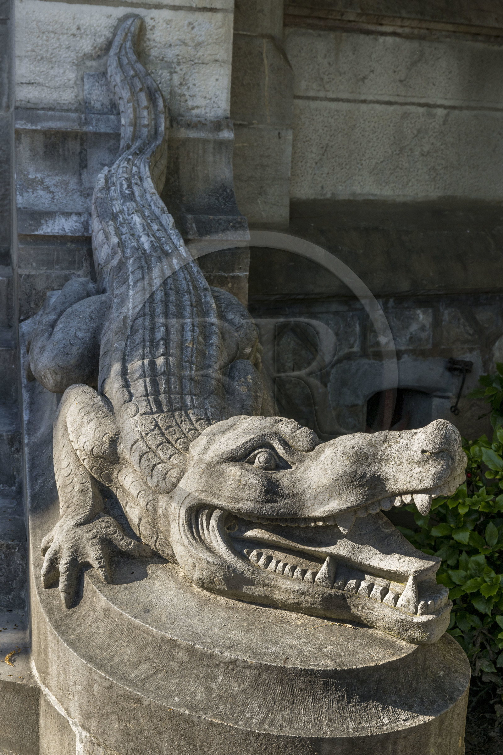 France, Pyrénées-Atlantiques (64), la côte du Pays-Basque, Hendaye, chateau d'Abbadia construit en 1870 par Eugène Viollet-le-Duc pour Antoine d'Abbadie d'Arrast, un des deux crocodiles gardant l'entrée principale