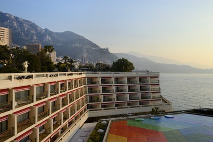 Principauté de Monaco, Monaco, mouettes sur la terrasse du jardin du casino de Monte-Carlo, Hexa Grace est le toit de tuiles du centre de congrès de Monaco réalisé en 1979 par Victor Vasarely