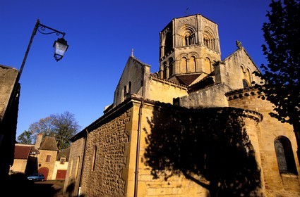 France, Saône-et-Loire (71), Semur-en-Brionnais, labellisé Les Plus Beaux Villages de France, clocher octogonal de l'église romane Saint-Hilaire